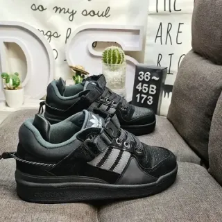 Adidas Forum Low काला और चारकोल लाइफस्टाइल स्नीकर
