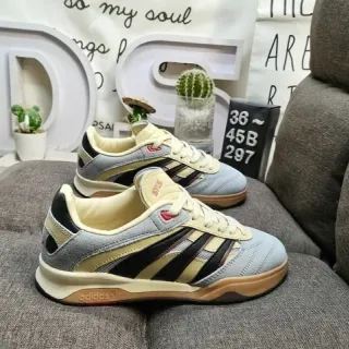 Adidas ग्रे बेज लो-टॉप लेयर्ड सूड एंड टेक्स्टाइल अपर लाइफस्टाइल स्नीकर
