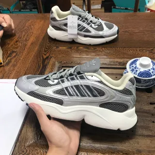 Adidas ग्रे काला मिडसोल मेश और सिंथेटिक ओवरले चंकी स्नीकर