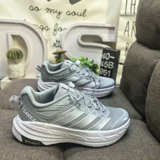Adidas zapatillas de correr gris plata con parte superior de malla y tres rayas superpuestas