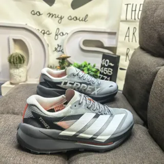 Adidas भूरा-श्वेत जाली ऊपरी तीन पट्टी साइड पैनल रनिंग जूते