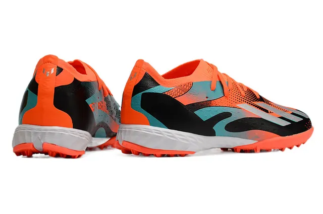 Adidas Chuteiras de futebol turf laranja e preto com upper de knit de corte baixo e sistema de amarração assimétrica 18