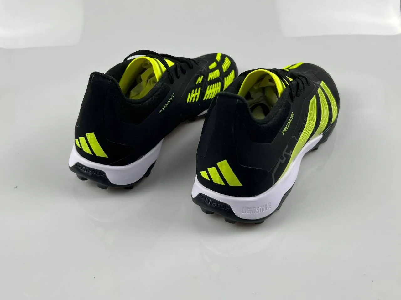 Adidas Predator Noir Jaune Synthétique Supérieur Accents Trois Rayures Néon Chaussures de Football Turf 2