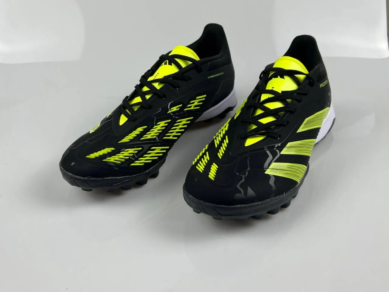 Adidas Predator Noir Jaune Synthétique Supérieur Accents Trois Rayures Néon Chaussures de Football Turf 3