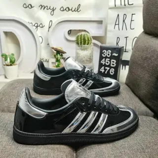 Adidas Samba OG चमकदार काला और मेटेलिक चांदी लाइफस्टाइल स्नीकर