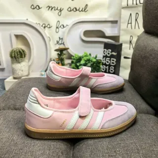 Adidas Samba गुलाबी और सफेद लाइफस्टाइल स्नीकर