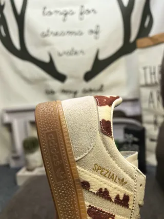 Adidas Spezial Zapatillas Lifestyle Marrón y Crema con estampado de vaca 3