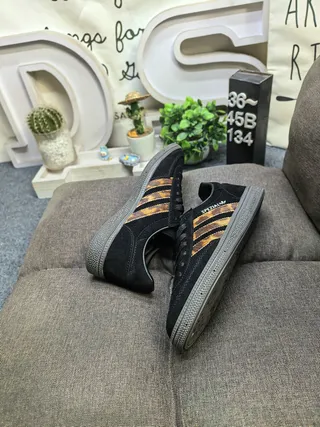 Adidas Spezial Zapatillas Lifestyle Marrón y Crema con estampado de vaca 16