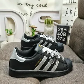 Adidas Superstar काले और चांदी धातुकी लाइफस्टाइल स्नीकर्स