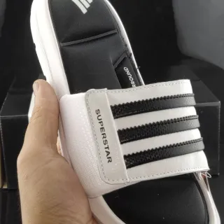 Adidas Superstar सफेद और काला स्लाइड स्लिपर्स