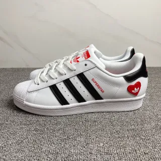 Adidas Superstar सफेद काला लाल दिल का पैच लाइफस्टाइल स्नीकर