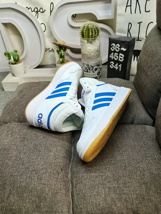 Adidas 白黑高帮皮革鞋面生活方式休闲鞋 6
