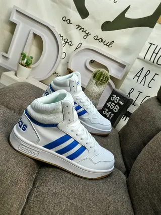 Adidas 白黑高帮皮革鞋面生活方式休闲鞋 9