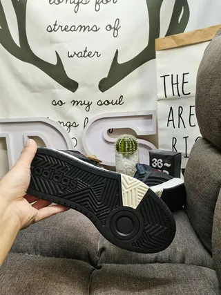 Adidas 白黑高帮皮革鞋面生活方式休闲鞋 14
