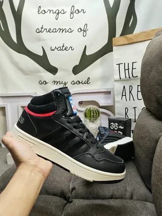 Adidas 白黑高帮皮革鞋面生活方式休闲鞋 15