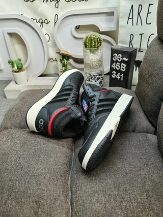 Adidas 白黑高帮皮革鞋面生活方式休闲鞋 16