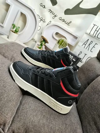 Adidas 白黑高帮皮革鞋面生活方式休闲鞋 17