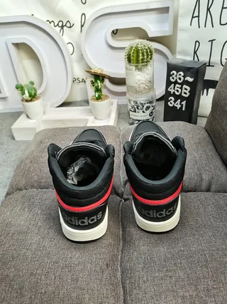 Adidas 白黑高帮皮革鞋面生活方式休闲鞋 18
