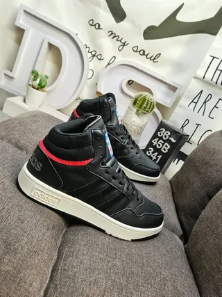 Adidas 白黑高帮皮革鞋面生活方式休闲鞋 19