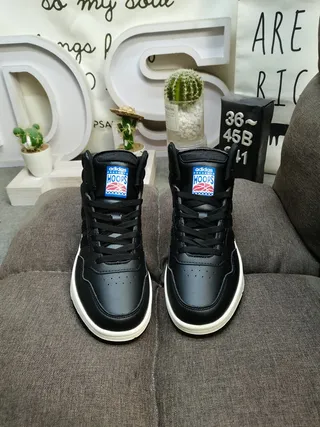 Adidas 白黑高帮皮革鞋面生活方式休闲鞋 20