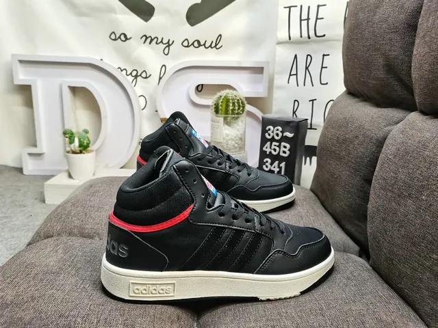 Adidas 白黑高帮皮革鞋面生活方式休闲鞋 21