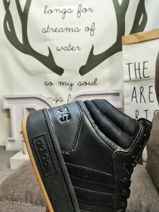 Adidas 白黑高帮皮革鞋面生活方式休闲鞋 23