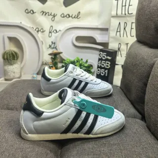 Adidas श्वेत काला लो टॉप छिद्रित टो जीवनशैली स्नीकर