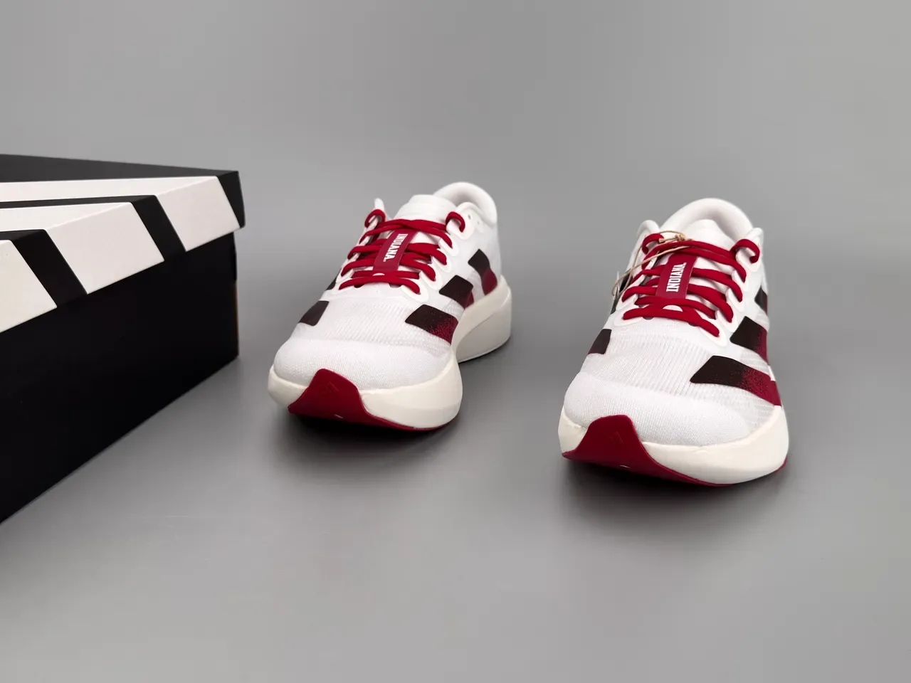 Adidas Chaussures de course blanches bordeaux mesh supérieur ingénieril design rayures dégradées marron à noir 3