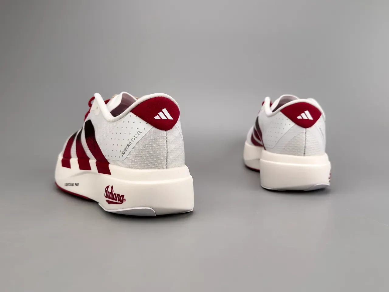Adidas Chaussures de course blanches bordeaux mesh supérieur ingénieril design rayures dégradées marron à noir 4