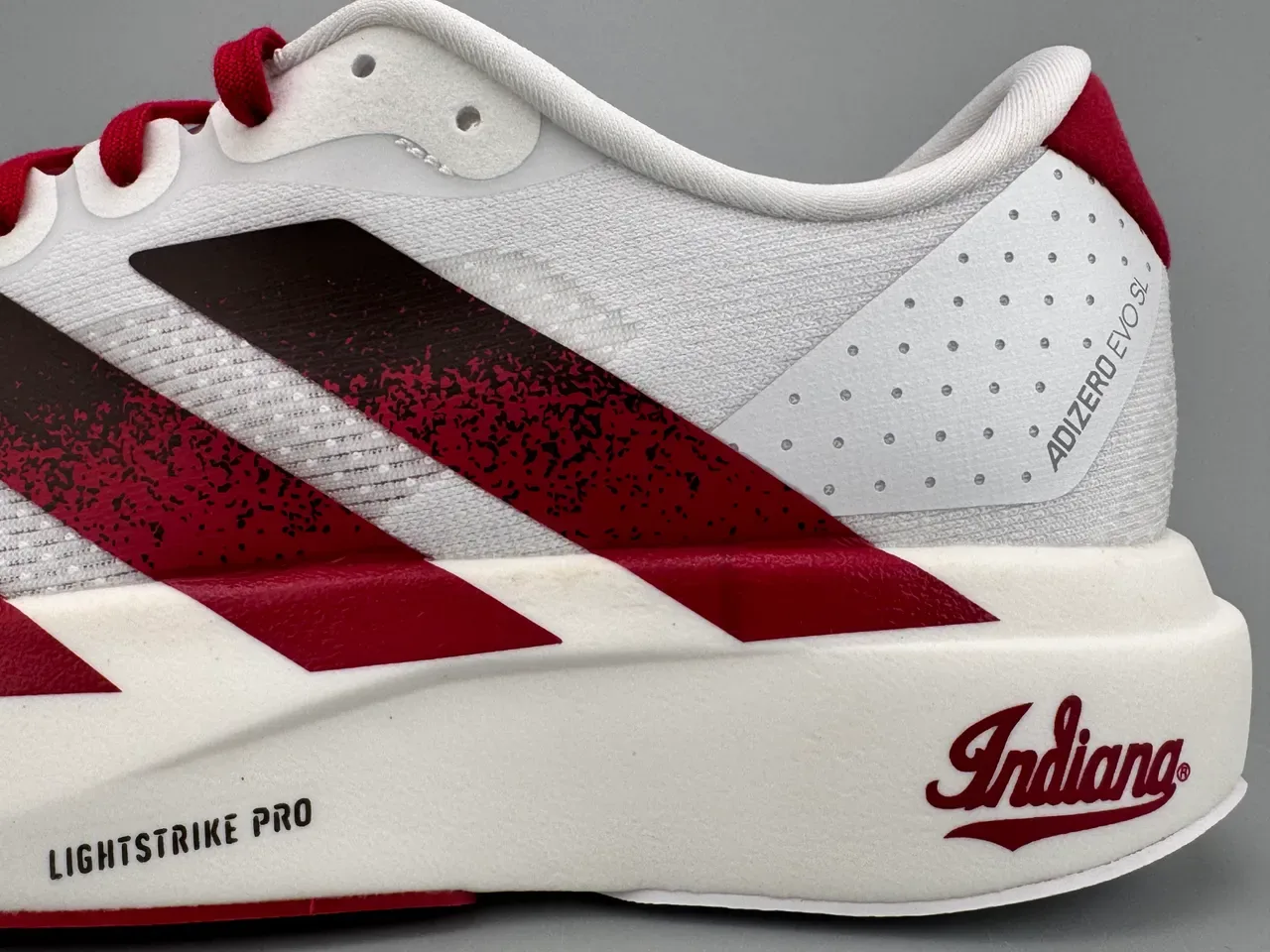 Adidas Chaussures de course blanches bordeaux mesh supérieur ingénieril design rayures dégradées marron à noir 5