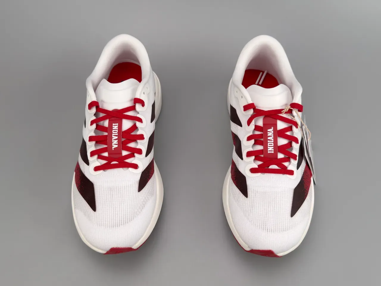 Adidas Chaussures de course blanches bordeaux mesh supérieur ingénieril design rayures dégradées marron à noir 7