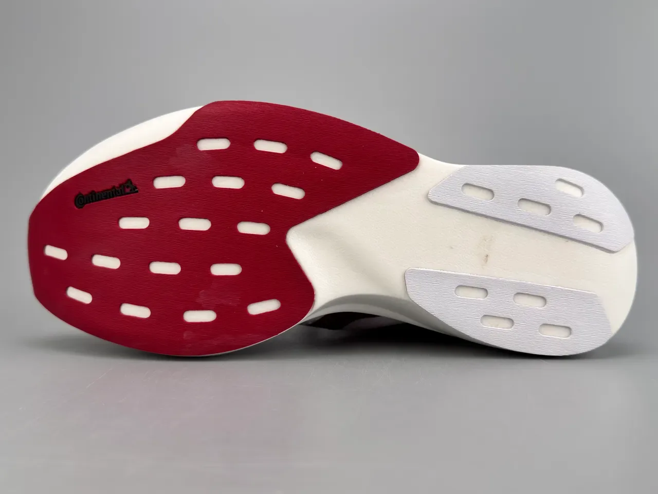 Adidas Chaussures de course blanches bordeaux mesh supérieur ingénieril design rayures dégradées marron à noir 8