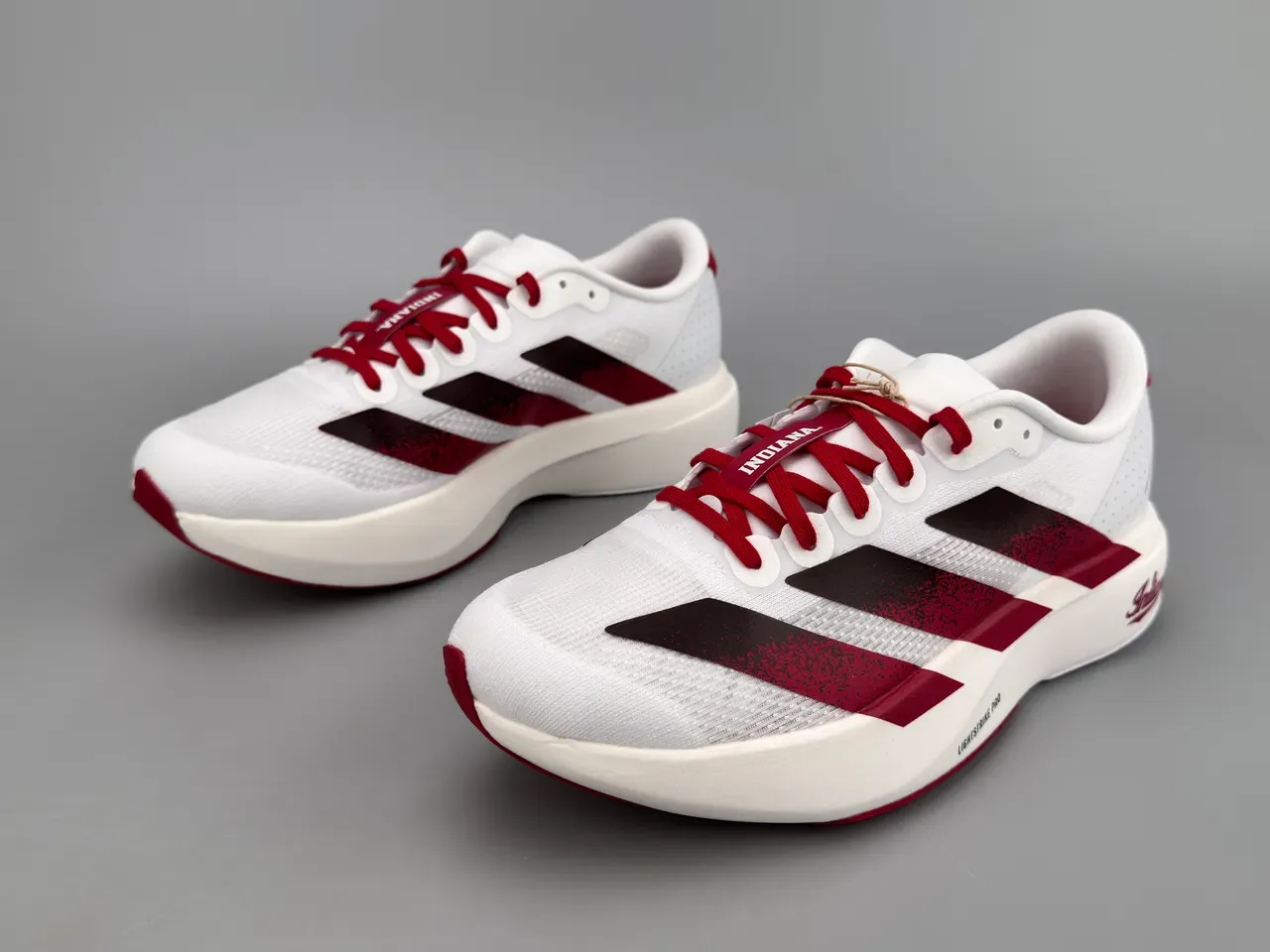 Adidas Chaussures de course blanches bordeaux mesh supérieur ingénieril design rayures dégradées marron à noir 9