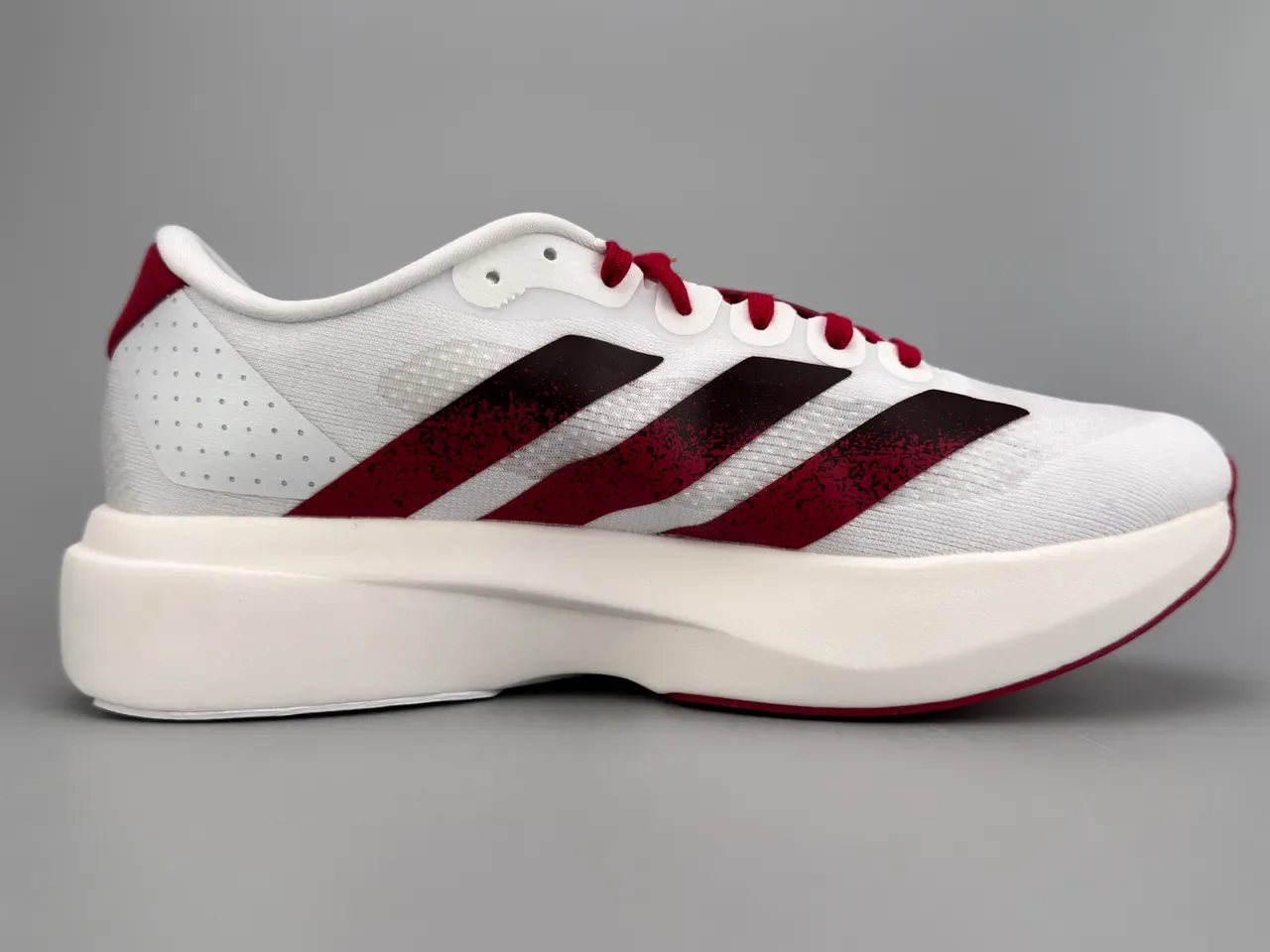 Adidas Chaussures de course blanches bordeaux mesh supérieur ingénieril design rayures dégradées marron à noir 10