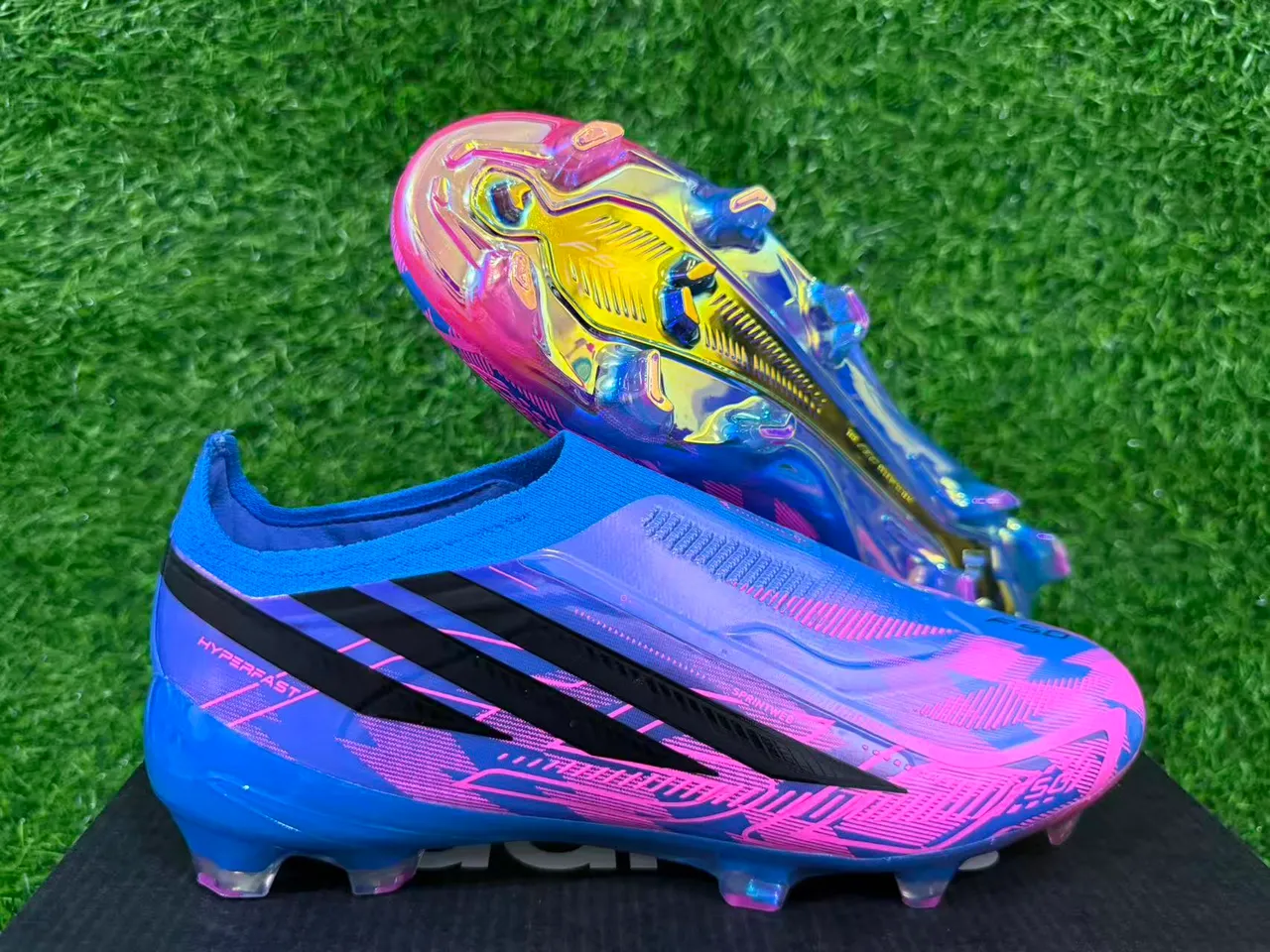 Adidas X Speedflow Hyperfast Zapatos de fútbol para terreno firme con acabado iridiscente holográfico 2