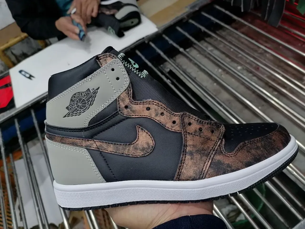 Air Jordan 1 Chaussures de Basketball Hautes Noir Marron distressed overlay 2