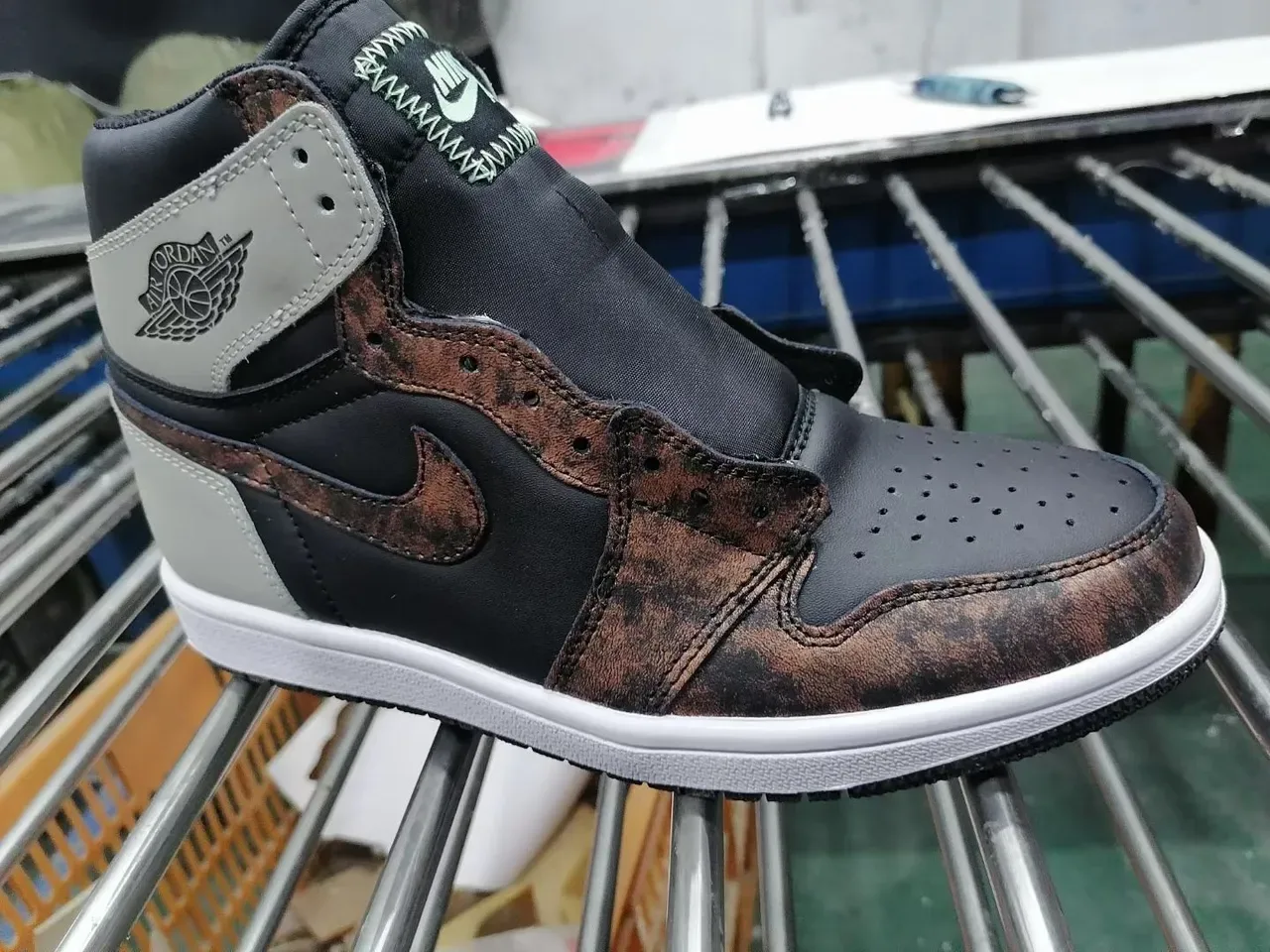 Air Jordan 1 Chaussures de Basketball Hautes Noir Marron distressed overlay 3