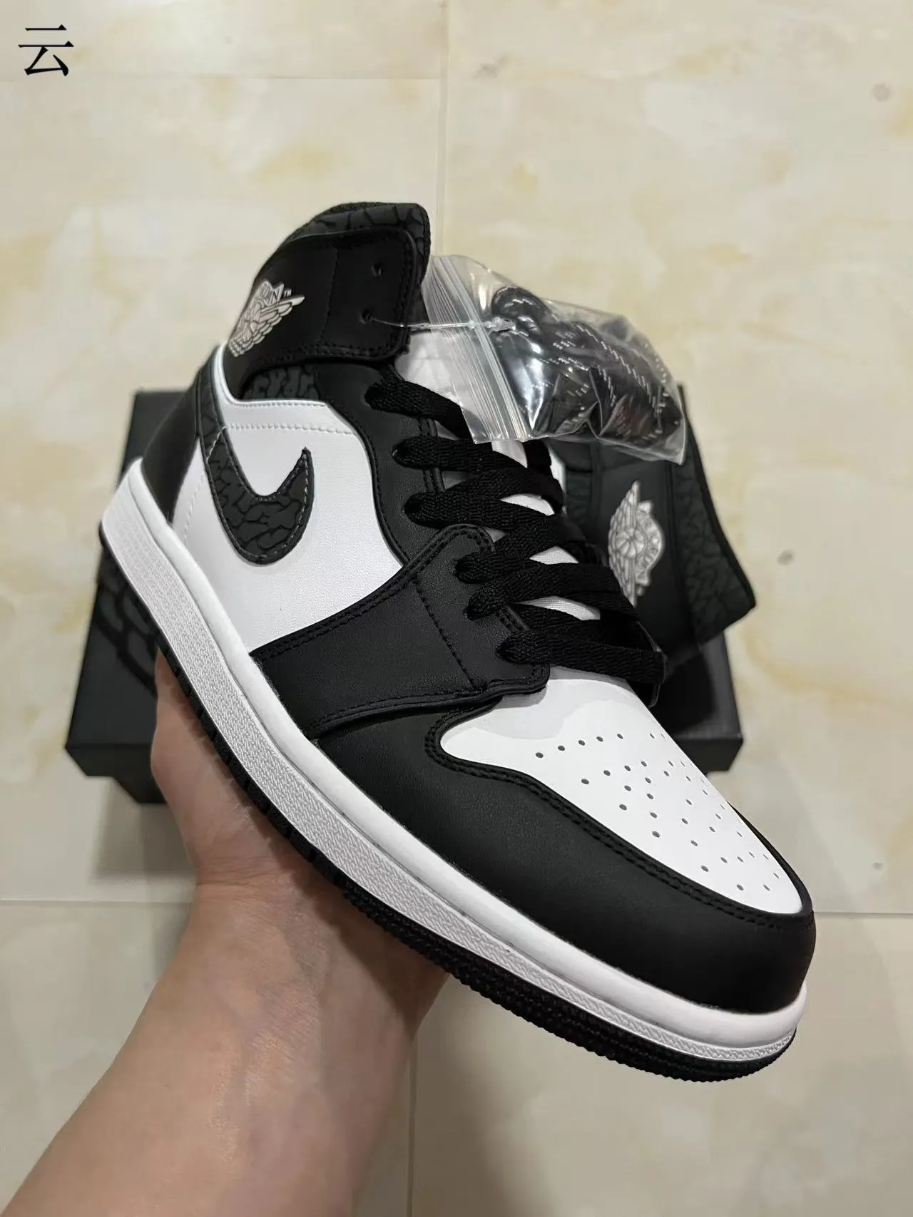 حذاء كرة السلة Air Jordan 1 عالي الرقبة باللونين الأبيض والأسود مع طبقات ملمسية 2