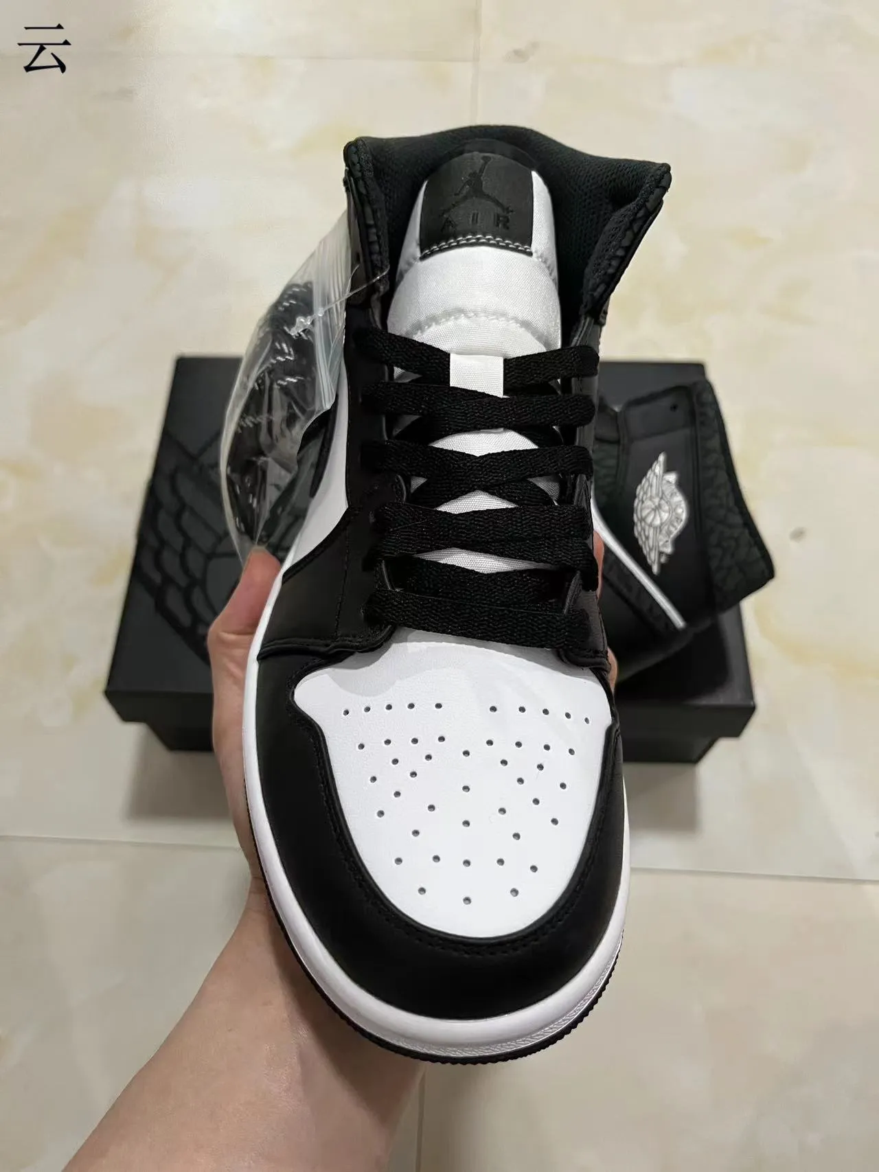 حذاء كرة السلة Air Jordan 1 عالي الرقبة باللونين الأبيض والأسود مع طبقات ملمسية 3