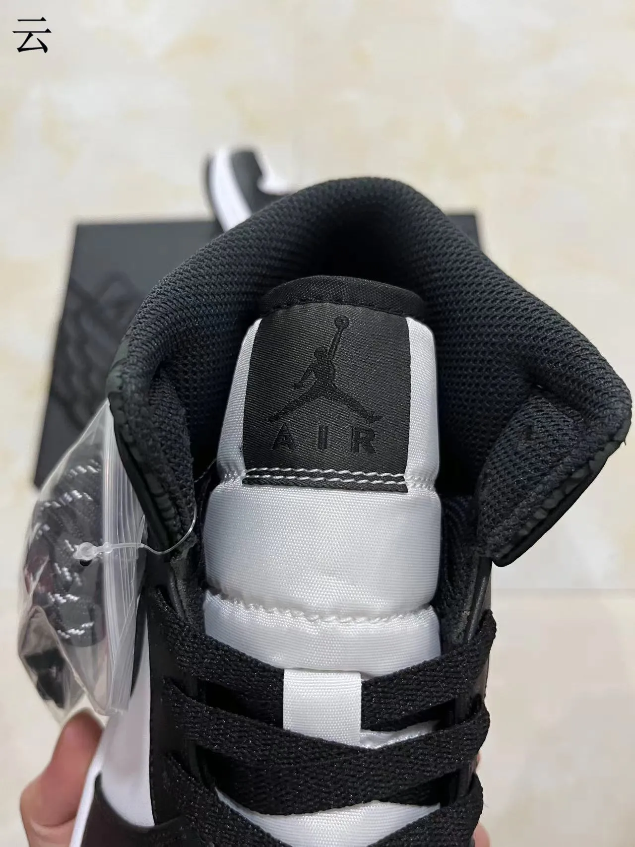 حذاء كرة السلة Air Jordan 1 عالي الرقبة باللونين الأبيض والأسود مع طبقات ملمسية 4