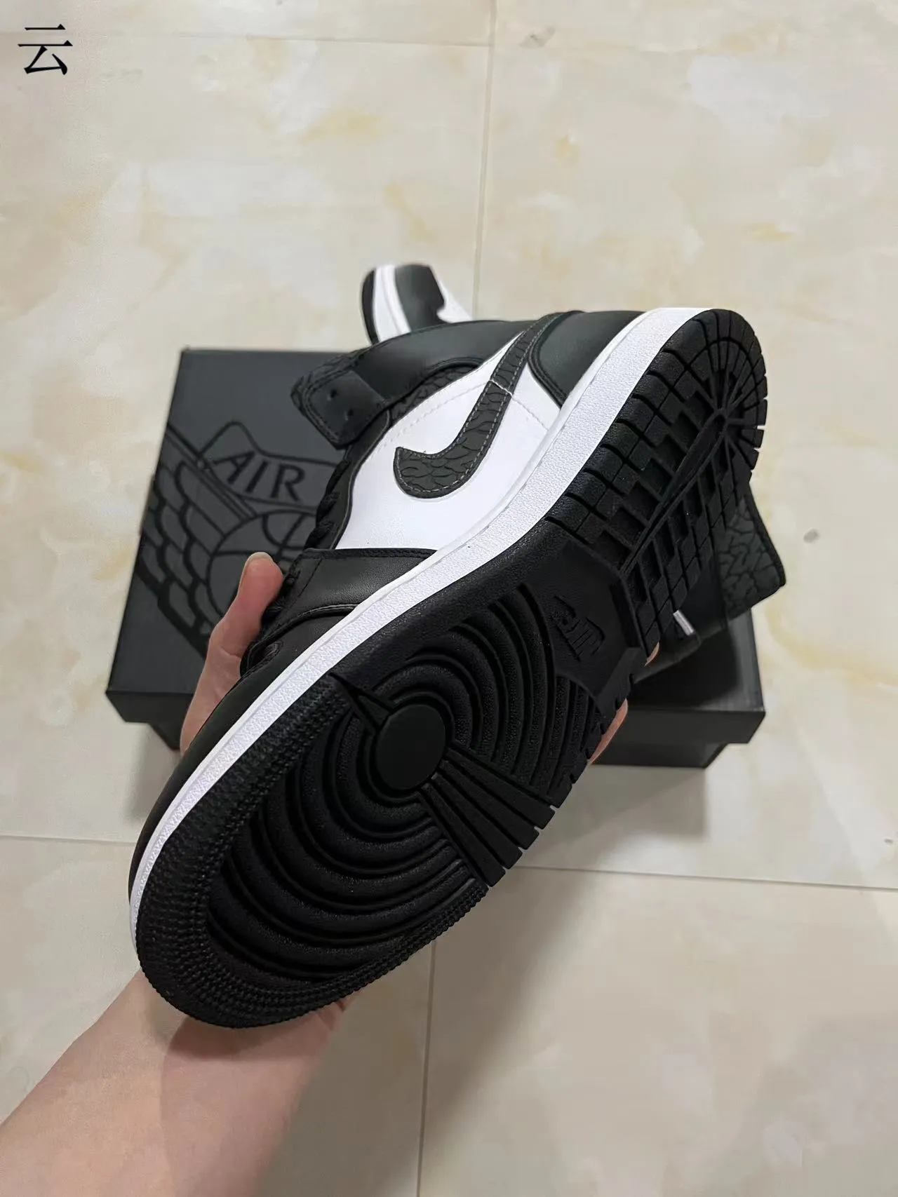 حذاء كرة السلة Air Jordan 1 عالي الرقبة باللونين الأبيض والأسود مع طبقات ملمسية 6