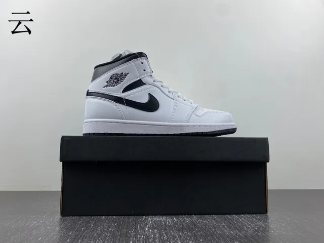 Air Jordan 1 High White Black Basketball Shoes 11