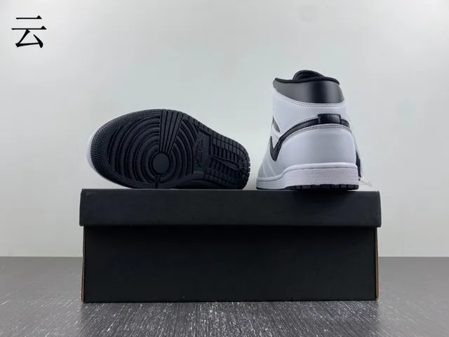 Air Jordan 1 High White Black Basketball Shoes 12