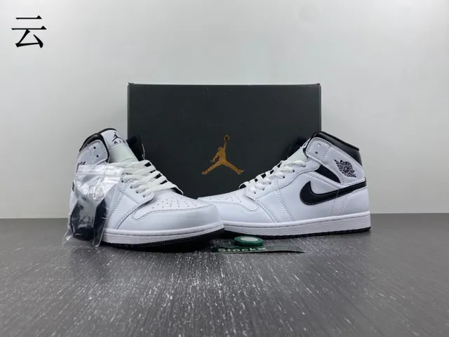 Air Jordan 1 High White Black Basketball Shoes 14