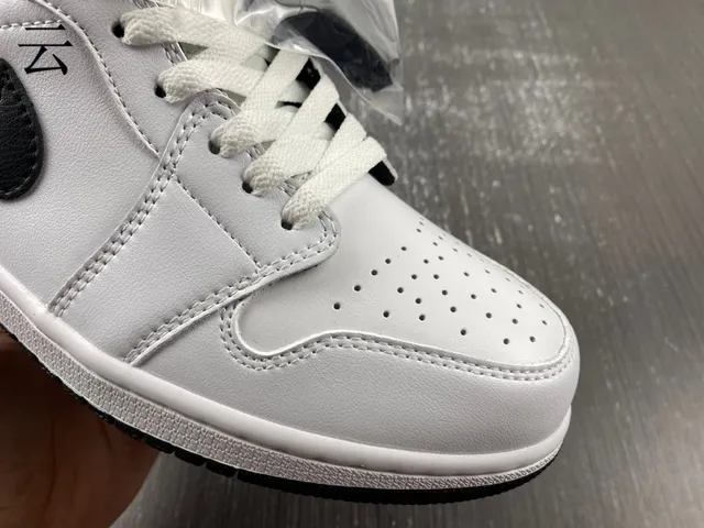 Air Jordan 1 High White Black Basketball Shoes 15