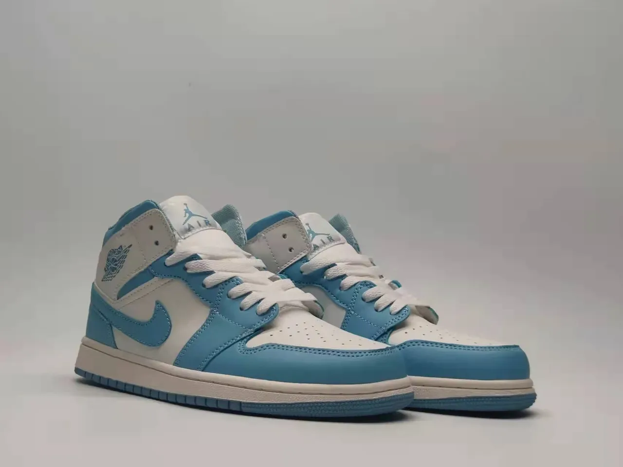 Air Jordan 1 Mid Tênis de Basquete Azul Claro e Branco 2