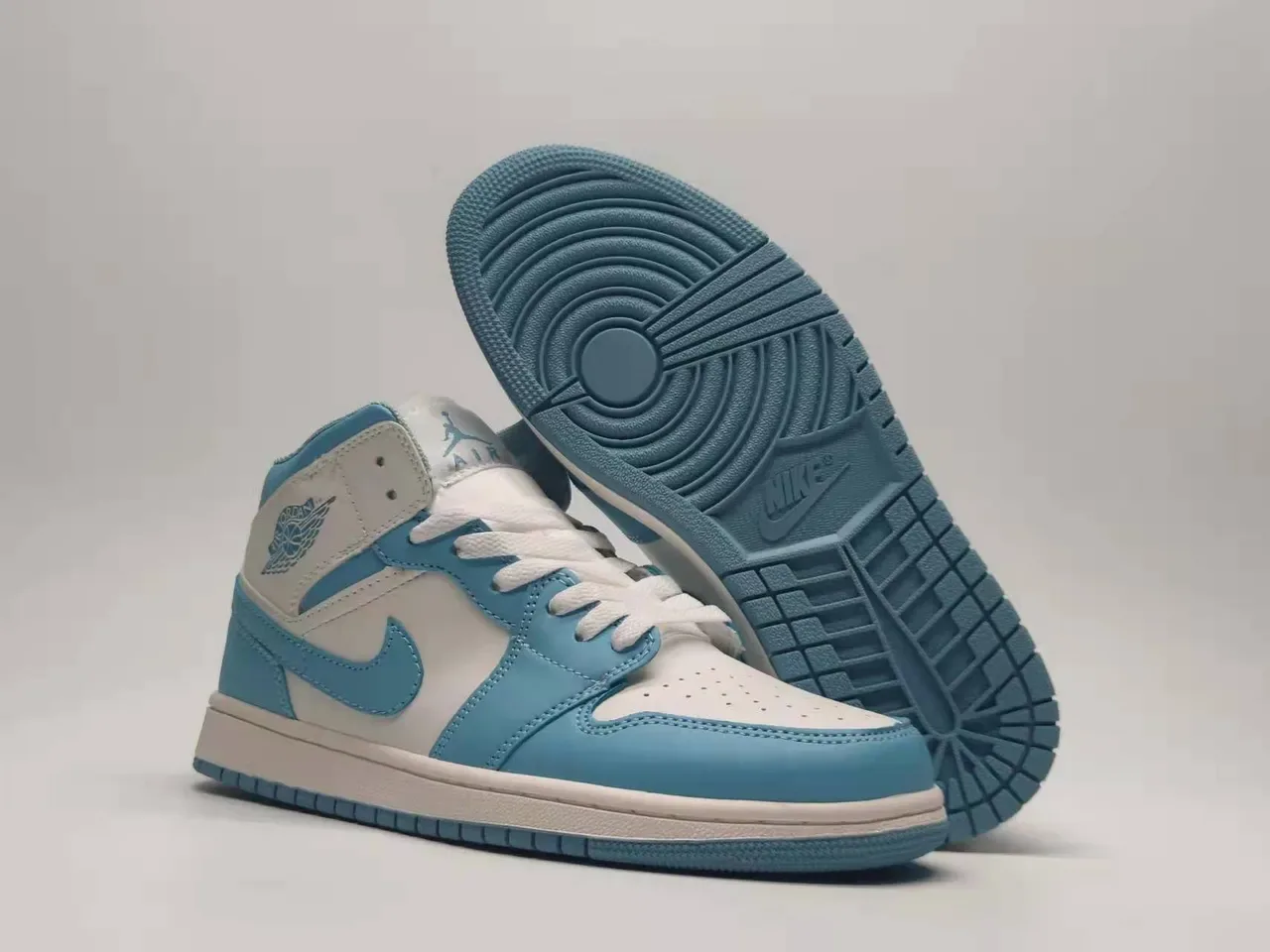 Air Jordan 1 Mid Tênis de Basquete Azul Claro e Branco 3
