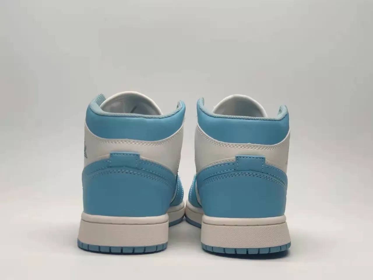 Air Jordan 1 Mid Tênis de Basquete Azul Claro e Branco 4