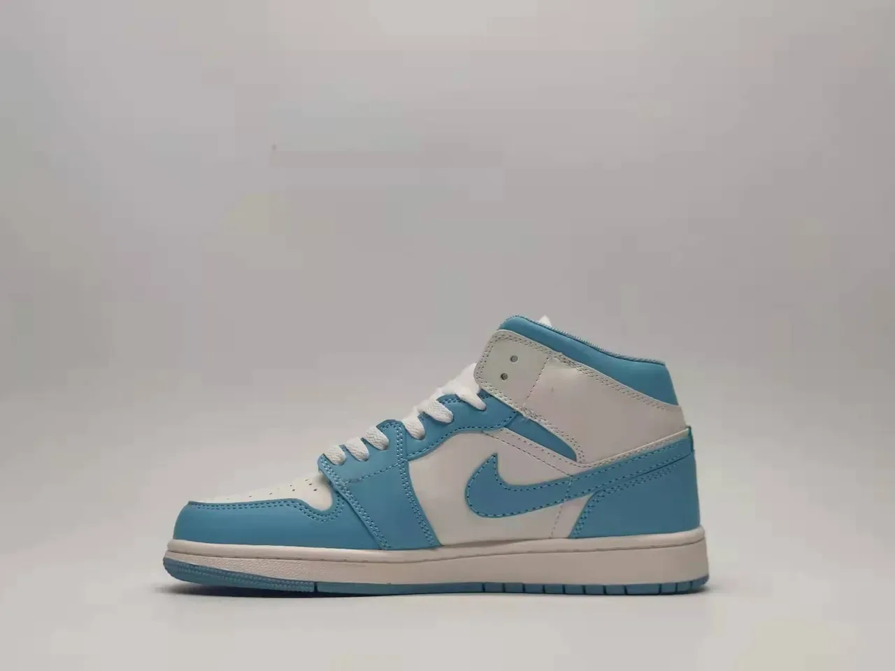 Air Jordan 1 Mid Tênis de Basquete Azul Claro e Branco 5