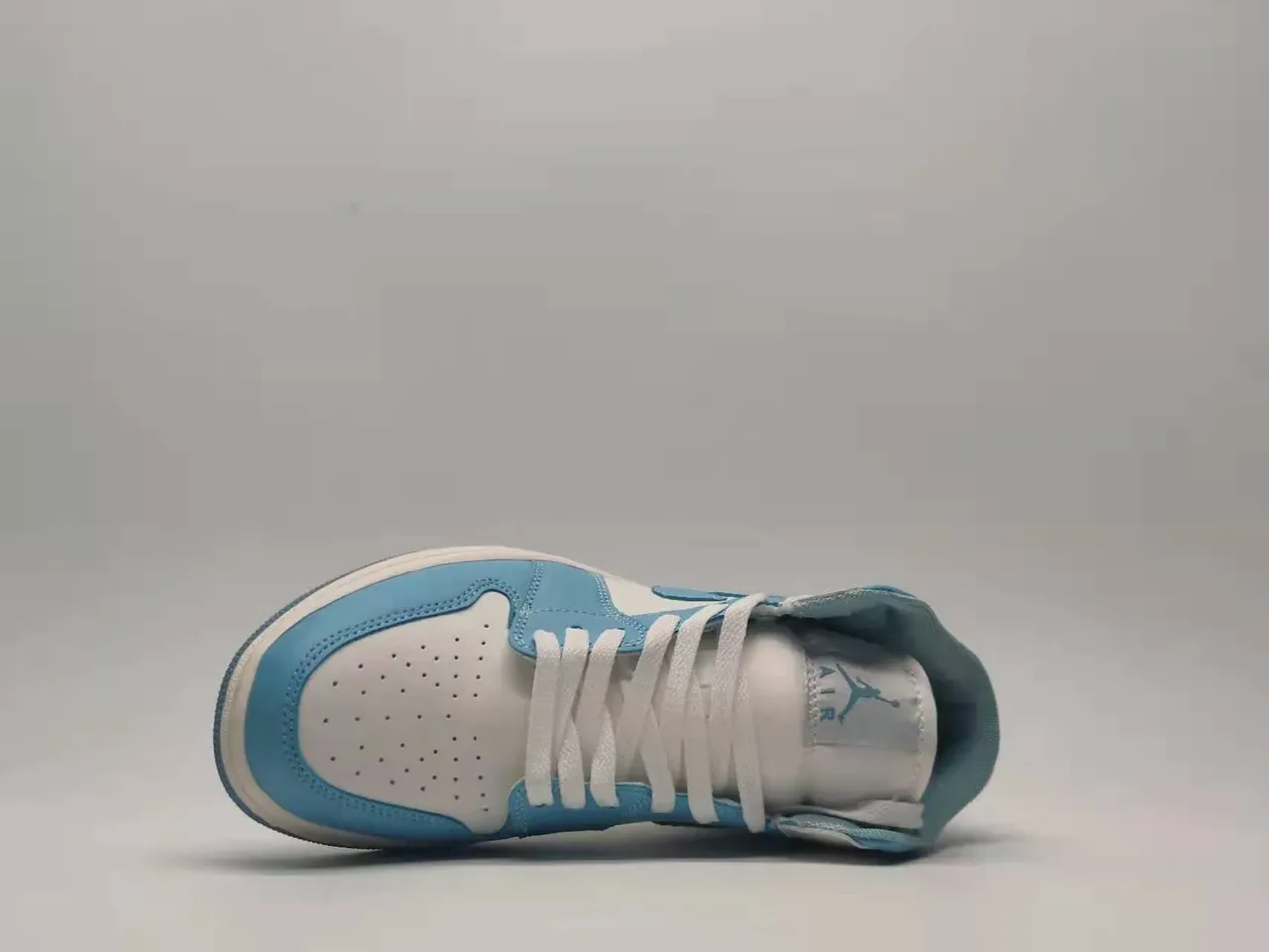 Air Jordan 1 Mid Tênis de Basquete Azul Claro e Branco 6